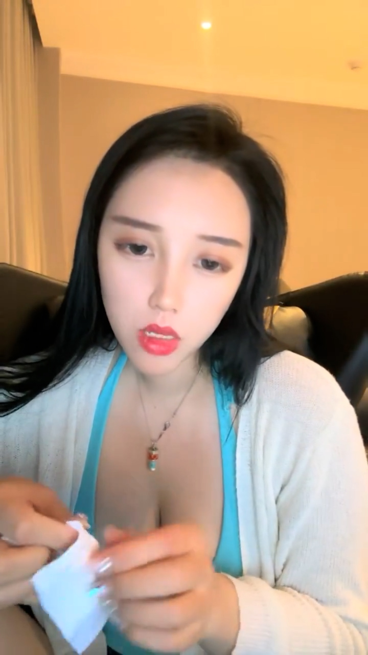 烈焰红唇风骚网红小姐姐！扭腰摆臀诱惑！柔软奶子揉捏，跳蛋塞入骚穴拉扯，极度淫骚