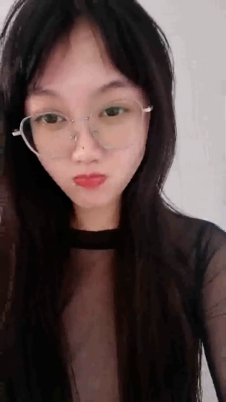 淫荡娇娃超骚全程露脸带哥眼镜激情大秀，听狼友指挥各种展示，揉奶玩逼道具抽插洗澡诱惑，高潮不断流水不止